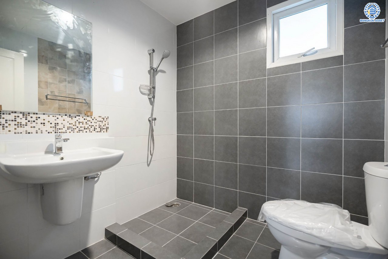 บ้านมือสองตกแต่งใหม่ โครงการ คาซ่าแกรนด์ รัตนาธิเบศร์-ราชพฤกษ์ หลังมุม บ้านเดี่ยวจากแบรนด์ Q.House เนื้อที่ 87.5 ตร.ว. ฟังก์ชัน 3 ห้องนอน 3 ห้องน้ำ จอดรถได้ถึง 4 คัน พร้อม Facilities ครบครัน บนทำเลเดินทางสะดวก ติดถนนราชพฤกษ์ ใกล้เซ็นทรัลเวสต์เกต และรถไฟฟ้าสายสีม่วง "สถานีบางรักใหญ่"